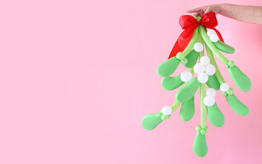 DIY Oversized Balloon Mistletoe
