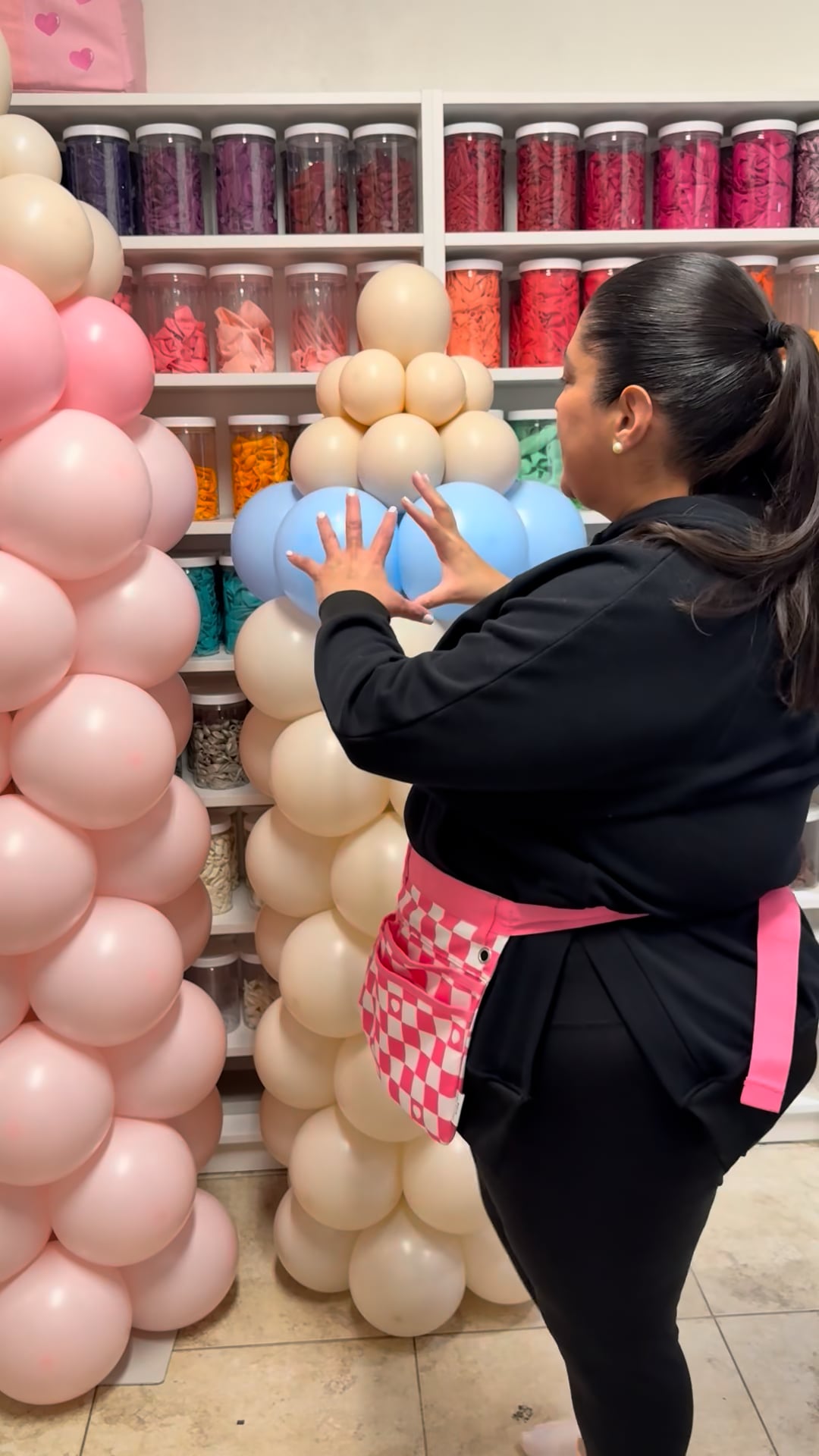 Behind-the-scenes look at baby bottle balloon columns being built inside the Creative Heart Studio. Lilly Jimenez demonstrates professional balloon decor techniques used to create tall baby bottle balloon columns for baby showers, gender reveals, and welcome baby events. This BTS moment highlights hands-on construction methods taught in Creative Heart Studio balloon classes.
