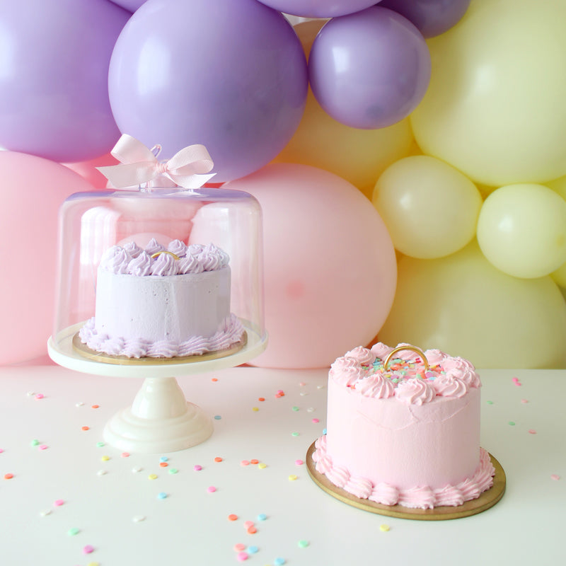 Learn to make these super cute and elegant cake balloon weights with Lilly Jimenez’s class. These pastel faux cakes double as functional balloon anchors—perfect for birthdays, baby showers, or sweet celebrations. A creative and beautiful alternative to traditional balloon weights.